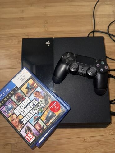 Xbox Series S: Sony PlayStation 4 oyun konsolu, DualShock 4 nəzarətçi və "Grand Theft