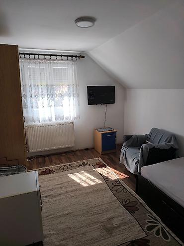 kupujem prodajem nekretnine vranje: Izdajem sobu u na spratu u kuci sa koriscenjem kuhinje i kupatila — 1