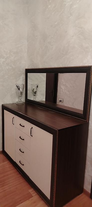 makyaj mebeli: Geniş güzgülü komod - Material: MDF/laminat səth, tünd ağac tonunda — 3