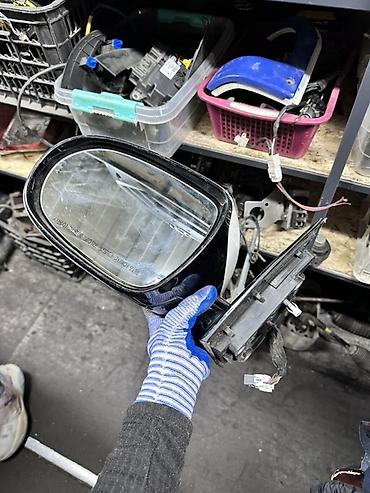 левое зеркало: Левое наружное зеркало заднего вида для автомобиля. Характеристики: - — 1