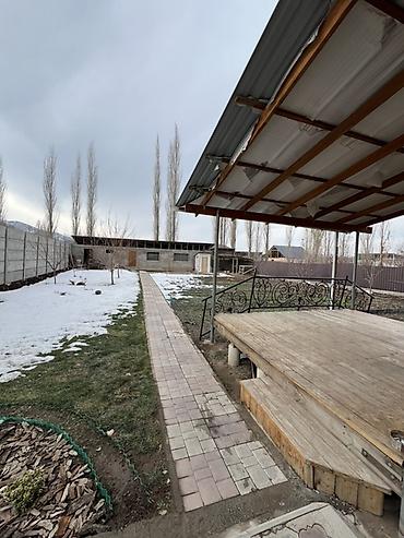 Продажа коттеджей и домов: Продаётся дом с большим участком и хозяйственными строениями. - Жилой — 9