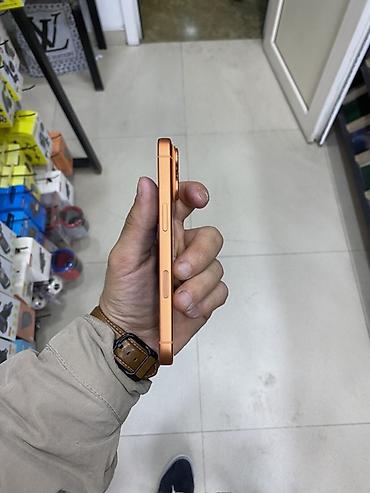 smart glasses: IPhone 17 Pro görünüşündə hazırlanmış smartfon. Cihaz narıncı — 1