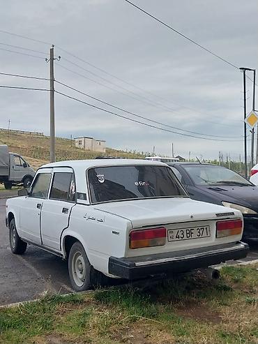 sarı ford transit: Ağ rəngli klassik VAZ/Lada 2107 sedan. Avtomobil 4 qapılı кузов — 5