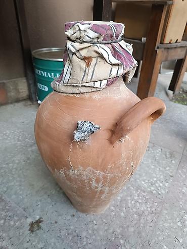 icki qabı: Şirli olmayan torpaqdan hazırlanmış böyük saxsı küp. - Material — 1