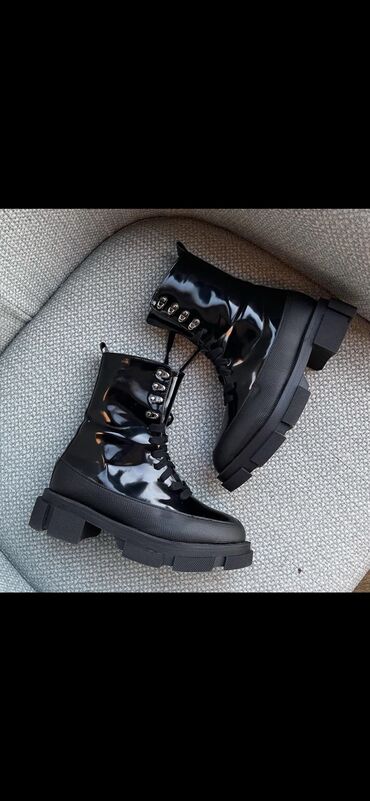 женскую ботинку на осень: Ботинки и ботильоны 38.5, цвет - Черный