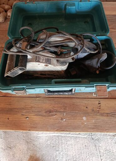 Qida məhsulları: İşləkdir. Ağlay və mərmər kəsən, arxasında toz udan var . Günü 15 m