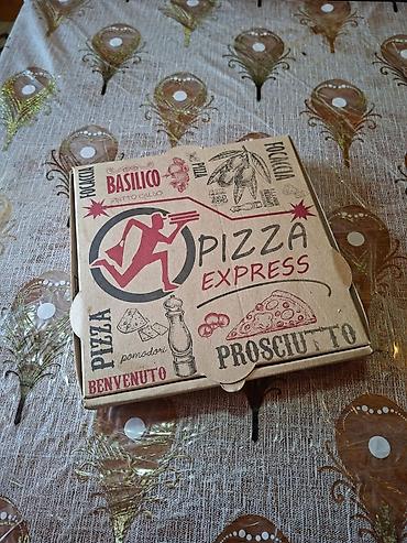 rəngli kağız: Pizza Express kağız pizza qutusu 600 ededdir umumi cekisi 30dan — 2