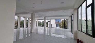 Binalar: Kommersiya təyinatlı iki mərtəbəli modern bina - Şüşəbənd vitrin — 7