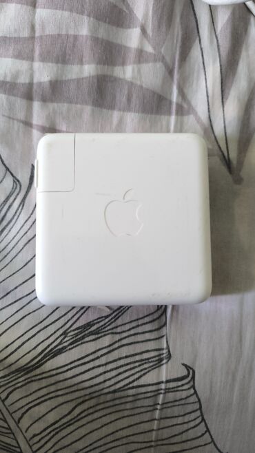 Другие комплектующие: Оригинальные зарядки для MacBook. Кабель Tape-C, американская вилка