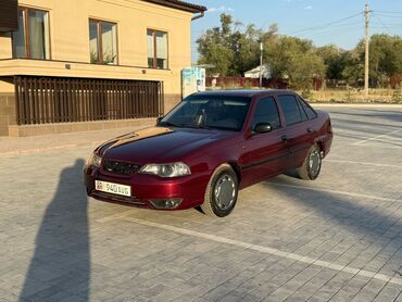 красные машины: Автомобиль Daewoo Nexia красного цвета, седан. Подходит для