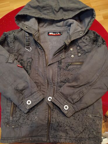 детские зимние куртки с мехом: Продаю детскую весеннюю куртку. Б/у с подкладом. Возраст 4-5 лет