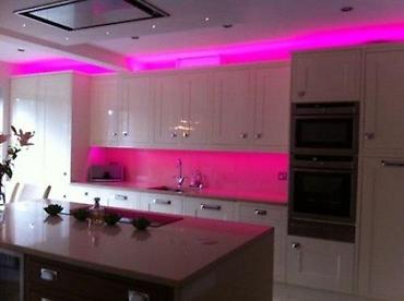 postamenti: VODOOTPORNA ROZA LED TRAKA 12V Opis: Silikonska Pink (roza) LED traka — 4