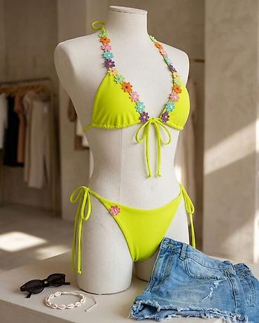 pink za fleki: Neon žuti dvodelni bikini sa cvetnim detaljima - Model: trouglasti — 1