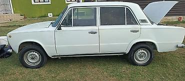 arxa kapot: VAZ 21011sedan, ağ rəng. - Ban növü: 4 qapılı sedan - Rəng: ağ - — 3