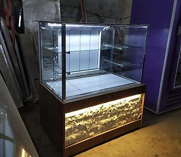 Şüşə vitrin-bufet - Material: temperli şüşə vitrin hissələri