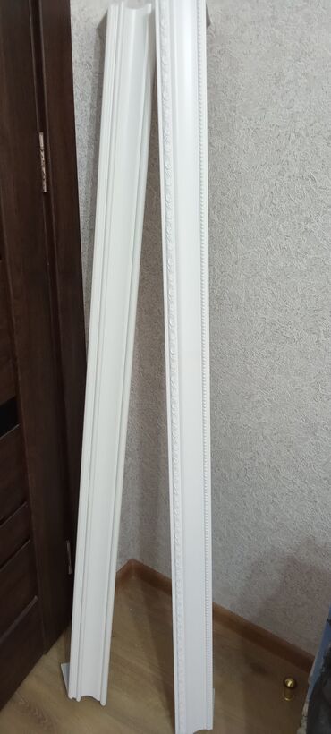 Sirena Motors: Ağ rəngdə dekorativ plintus/parket süpürgəliyi dəsti - Material