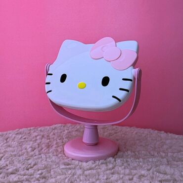Косметички: Зеркала Hello Kitty и в виде сердечка. По 600 сом