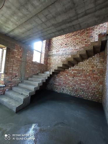 Обшивка лестниц: Монолитная лестница из бетона, выполненная в прямом марше, имеет — 2