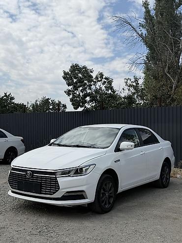 ayon s: BYD Qin: 2023 г., Робот, Седан — 2
