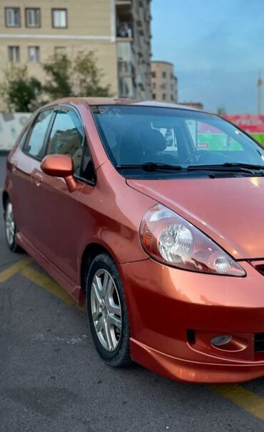 передвижной дом: Хэтчбек Honda Jazz оранжевого цвета, компактный и экономичный