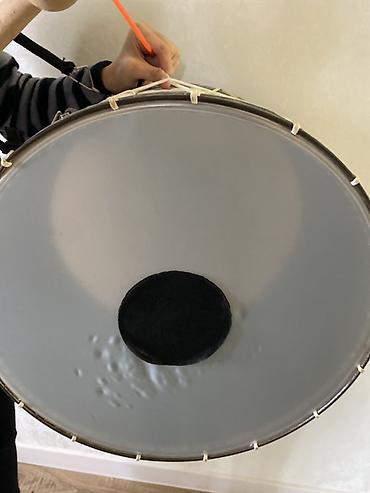 Musiqi alətləri: Qaval (nağara) dəsti – böyük ölçülü Tərkibi: - İri ölçülü ikiüzlü — 4