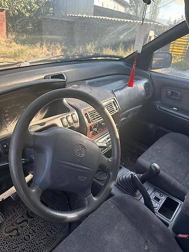 вмятина: Mitsubishi Delica: 1993 г., 2 л, Механика, Бензин, Минивэн — 4