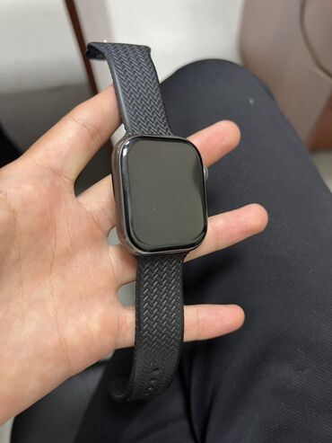 часы smart watch: Элегантные смарт-часы с корпусом из темного металла и черным ремешком