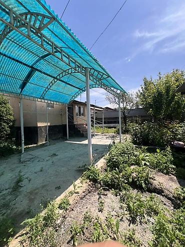 Продажа полдома: Продаю дом В селе Кунтуу, большой двор, 4 сарая, тапчан, навес — 2