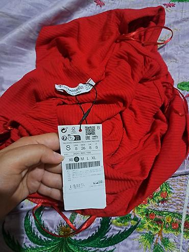 stradivarius farmerke: Bakıya çatdırılma mövcuddur. Qırmızı rəngli qadın bluzu. Çiyinləri — 4