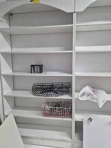 Aksesuarlar üçün vitrinlər: Mağaza üçün vitrin və rəf avadanlıqları komplekti. Komplektə — 4