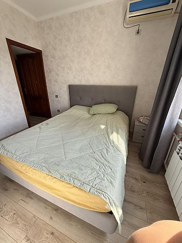 Кровати: Продаю б/у Двуспальная кровать с мягким изголовьем с подъемным — 1