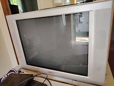 22 inc monitor: Toshiba katod-şüa borulu (CRT) televizor - Geniş ekranlı model, ön — 1