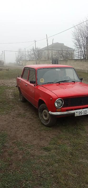 ВАЗ (ЛАДА): VAZ 2101, qırmızı rəng, sedan kuzov, 4 qapı. Xüsusiyyətlər: - Arxa — 1