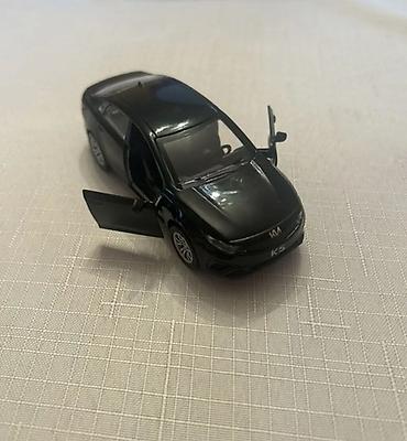 Oyuncaq nəqliyyat: Qara rəngli metal oyuncaq avtomobil – Kia K5 modelinə bənzər sedan — 4