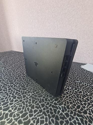 PS4 (Sony Playstation 4): PlayStation 4 Slim konsolu dəsti Xüsusiyyətlər: - Model: PS4 Slim — 7