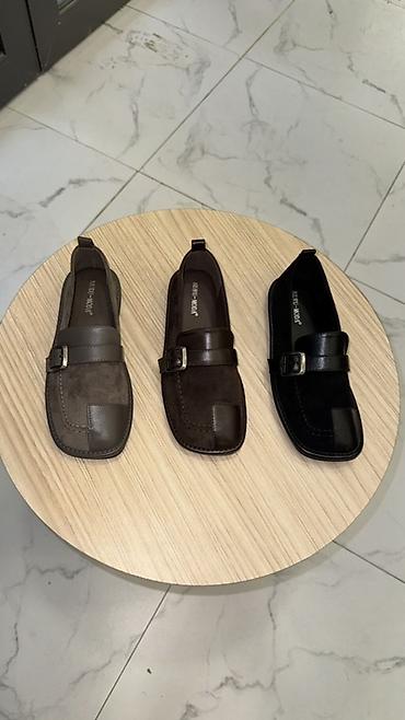 Makasin və loferlər: Qadınlar üçün loafer ayaqqabılar - Stil: Kəmərli-buclu loafer — 2