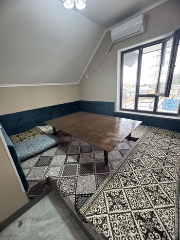 продается дом в канте: 1-этаже 2 зала 2-этаж, Тапчан (дастарханная зона) с низким деревянным