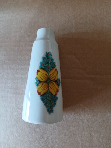 bela koncana rolka: Vase, Ceramics, color - White, Used