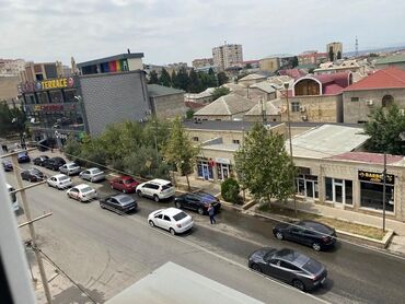 дома в аренду на длительный срок: Mərdəkan yolunda, əsas magistral üzərində yerləşən yaşayış binasında 1