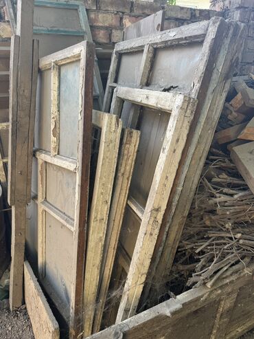 приму женские вещи в дар: Отдам даром старые деревянные окна. Самовывоз