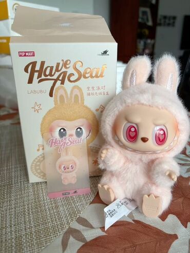 İnformatika: Pop Mart brendinin "Have a Seat" seriyasından Labubu personajının