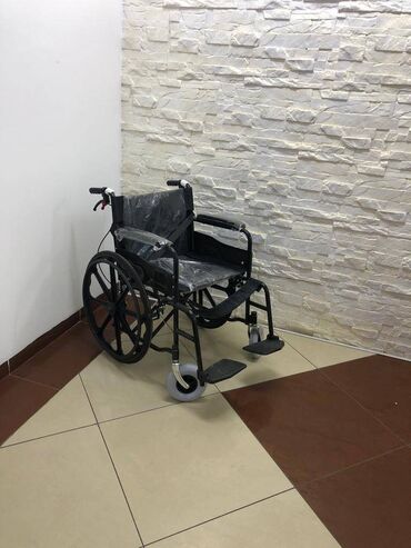 инвалидный ходунок: Коляска с паластиковыми колесами дорогой сегмент