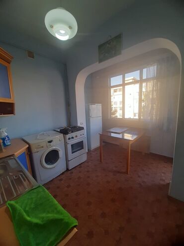 Otaqların satışı: Satılır: işıqlı, geniş zal otağı Bakıxanovda İcranın arxasında 7/9 — 12