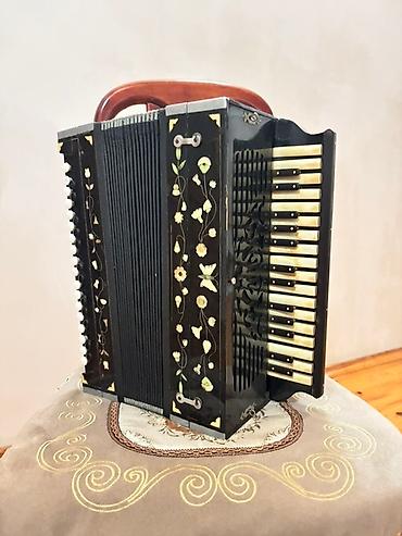 akkardion: Alət yaxşı vəziyyətdədir. Zakaz qarmondur. Mikrofonu ilə birliktə — 4