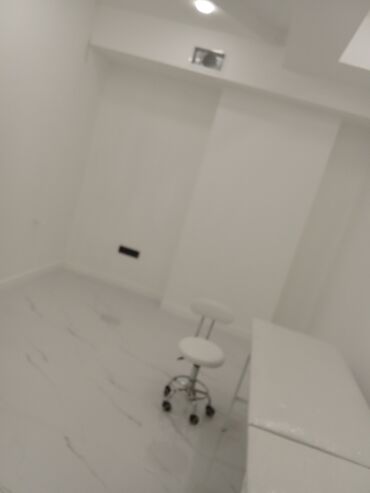 Kommersiya daşınmaz əmlakının satışı: KLİNİKA icarəyə verilir. Otaqların sayı 21 di. SAHƏSİ 430 kV . YENİ — 8