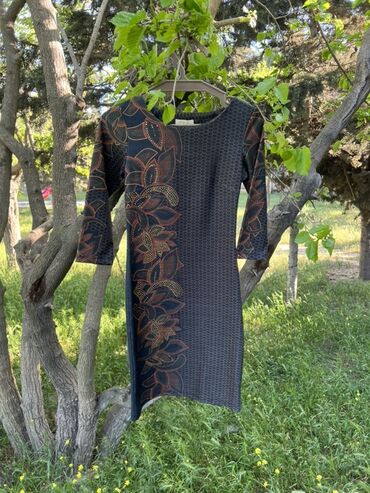 женские платья новые: Qadın donu - Rəng: tünd göy-qara tonlarda - Naxış: ön hissə boyunca