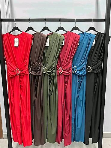 uske haljine do kolena: Elegantna midi haljina sa dubokim V izrezom i bočnim prorezom. Model — 2