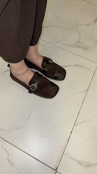 Makasin və loferlər: Qadınlar üçün loafer ayaqqabılar - Stil: Kəmərli-buclu loafer — 4