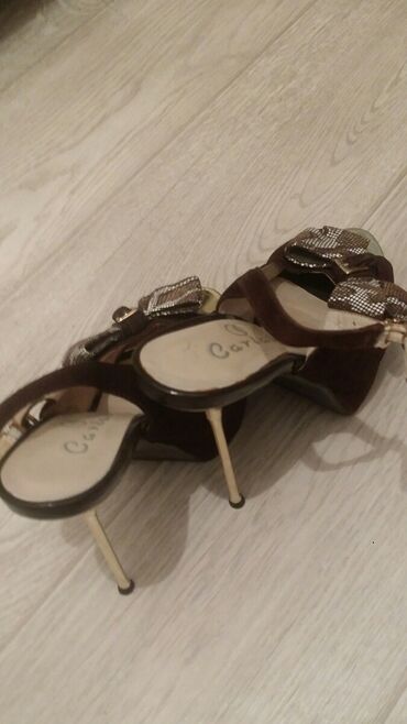 Туфли: 1. Богато и стильно. Красно-малиновый цвет насыщенный .на ноге — 10