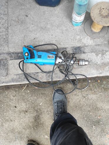 Наборы инструментов: Инструменты советские - молотки по 200 сом; ножницы по металлу большие — 29